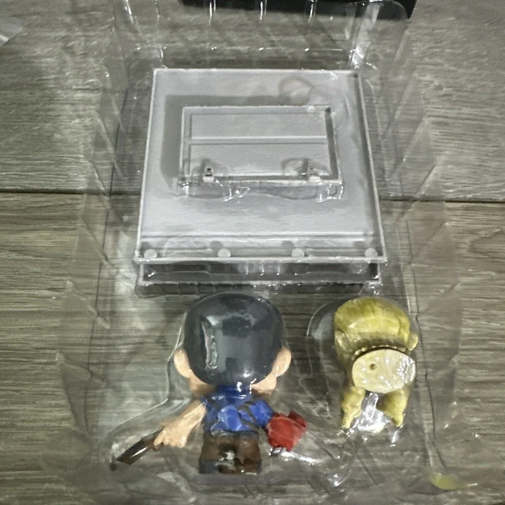 Evil Dead 2 Artist Series Ash vs Henrietta Limited‎ Edition Loot Crate Figure